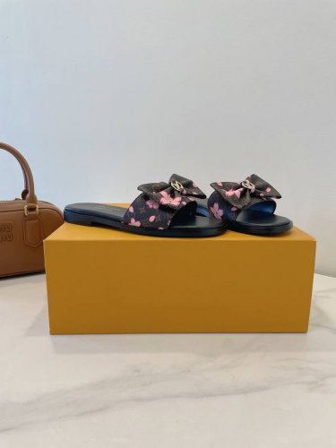 lv 25S 新款新图案 潮流元素 彩色Monogram 浮雕印花 本季Waterfront 焕新回归 多种材质競选 经典花纹 牛皮 羊皮内里垫脚 进口真皮大底