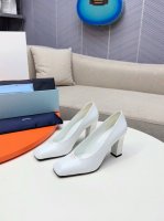 PRADA 普拉达 2025早春新款粗跟方头凉鞋单鞋简单的设计大概就是它最让人喜欢亮点，不是烂大街的那种 很有自己的品牌个性 单鞋出厂价 凉鞋250 _____