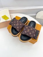 Lv 路易威登 24 春夏新品 顶级版本 专柜主打最新款羽绒拖鞋 硬货上新 代购级别！高级感十足！国内外博主刷爆的一款，复古又时髦 上脚美炸了！官网主推款★ T