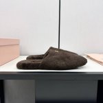 MIUMIU2024秋夏系列穆勒鞋拖鞋包头小羊毛半拖Zp开发 原版拆卸 对版拖鞋秒杀市面版本 Miu真的太少女啦 超级柔软舒服的脚感 材料：进口羊毛 原版橡胶底
