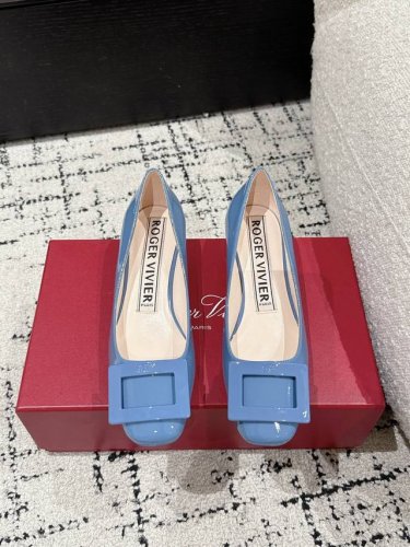顶级版本 Roger Vivier 25S Rv新款 U Look 方扣小跟漆皮单鞋 优雅精致 脚感舒适 鞋型非常修饰脚型 流畅线条尽显高级感 上脚精致又减龄