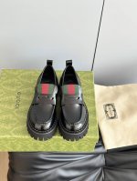顶级版本 Gucc*24 新款织带厚底靴厚底乐福鞋 始创于1950年代的原版品牌细节在这双鞋上浪漫新生。取材自马术世界的条纹织带已经成为高雅俱乐部的象征 鞋面采