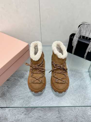 工厂价： MiuMiu 缪缪秋冬最新走秀款 绑带羊毛小短靴雪地靴毛毛鞋 经常出现在各大时装杂志封面 各路明星、小红书博主都有钟爱 搭配绑带设计更显优雅，上脚尤为