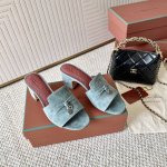 平底 粗跟 代购级 Loro piana Summer Charms Ser LP女士凉鞋拖鞋这款绒面羊皮革凉鞋搭配饰有Loro Piana My Charms