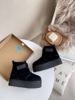 UGG P: 女款Size:35-41 UGG女神必备-厚底双魔术贴 全羊皮毛一体，保暖好穿！ 出街回头率最高的就是它，厚底增高更fishion～ 厚底5公分，