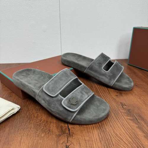 Lp 家新品 Loropian* 诺悠-翩雅 新款男士休闲凉鞋拖鞋！ 整个鞋子采用高丝光牛反绒面料，中底垫脚同材质打造 白色牛皮滚边撞色突显时尚风范。鞋面饰有立