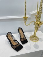 Bv新色网孔性感系列 链条单鞋 黑色 完全惊艳 颠覆 劲爆眼球 性感系列单鞋 隐约的透视感觉 上脚 透视感十足 简直是一个完美的艺术品的存在 驾驭上此款单品 必
