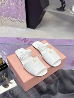 出厂 缪缪2025春夏走秀一款两穿懒人拖鞋 官方春夏走秀新款 时髦百搭 无论光脚穿还是搭配袜子穿都超级百搭 原版一比一开发 鞋面 定制进口牛皮 内里 羊皮 鞋底