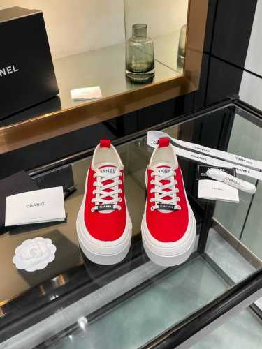 Chanel* 小香2025ss最新休闲鞋，目前超级流行的饼干鞋网红明星小红书狂追热推 发售蠢萌可爱的造型带了点复古味！ 造型特殊，很有辨识度， 显瘦显腿长，绝