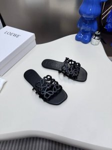 出厂 Loewe 罗意威2025 Ss新品复古风小高跟沙滩拖鞋 小红书 外网火爆款 最近大热的一款拖鞋 超级可爱 时髦精绝对不能错过的必入款 没有任何繁杂装饰