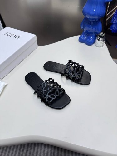 出厂 Loewe 罗意威2025 Ss新品复古风小高跟沙滩拖鞋 小红书 外网火爆款 最近大热的一款拖鞋 超级可爱 时髦精绝对不能错过的必入款 没有任何繁杂装饰