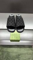 g家 新款 男码39～45， 46.订做 这款拖鞋采用 Gg 聚酯纤维制成，正面饰有 Gucci 标签，为款式增添了醒目的徽标感。 “Gucci Made In