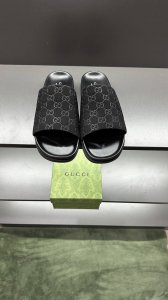 g家 新款 男码39～45， 46.订做 这款拖鞋采用 Gg 聚酯纤维制成，正面饰有 Gucci 标签，为款式增添了醒目的徽标感。 “Gucci Made In