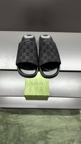 g家 新款 男码39～45， 46.订做 这款拖鞋采用 Gg 聚酯纤维制成，正面饰有 Gucci 标签，为款式增添了醒目的徽标感。 “Gucci Made In