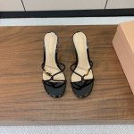 Gianvit* Ross* 简约拖鞋 娇气又不失气质优雅的一款单品 女人味十足 让您在舒适中彰显时尚性格 鞋面漆皮 羊皮 羊皮垫脚 真皮大底 跟高10Cm 码