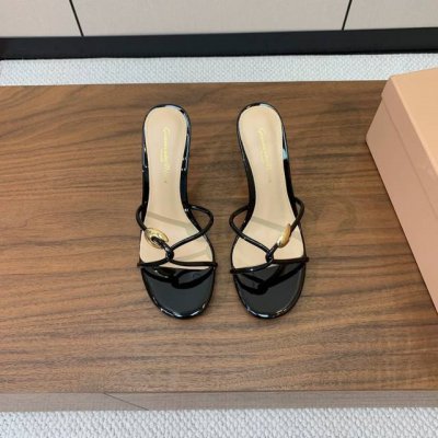 Gianvit* Ross* 简约拖鞋 娇气又不失气质优雅的一款单品 女人味十足 让您在舒适中彰显时尚性格 鞋面漆皮 羊皮 羊皮垫脚 真皮大底 跟高10Cm 码