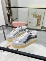 MiuMiu 缪缪 休闲小白鞋，美到心坎上啦！柔软的真皮材质，触感细腻，亲肤舒适。 独特的设计，时尚又百搭，无论是搭配牛仔裤还是裙子，都能轻松驾驭。 size：