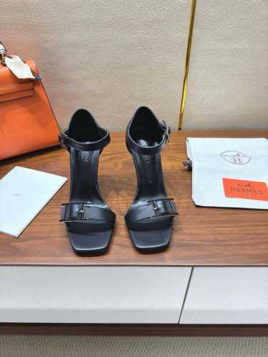 Hermes 爱马仕 经典H高跟凉鞋系列时尚经典又百搭 超级舒服 历时半年拆卸原版开发 匠心精神 每个细节都做到极致 设计简约流畅 打造时尚经典柔美造型 材质: