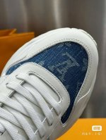 l.V Run Away 运动鞋，本款 Run Away 运动鞋选用头层牛皮拼透气原版材质，楔形橡胶外底延续跑鞋设计，缀 Monogram 花卉，L V字母标注
