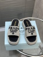 出厂价Pp Prada普拉达新款厚底拖鞋！ 懒人必备拖鞋上脚是如此的好看！ 面料：原版布面 内里垫脚：羊皮 大底：原版大底 高4.5Cm 码数：35～41 40