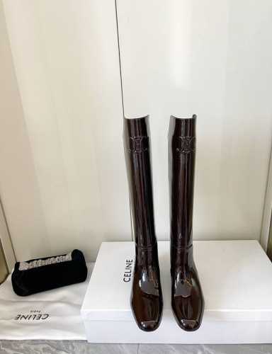 Celine 赛琳 24ss秋冬新品 复古漆皮粗跟 短靴长靴 塞琳这一季好看的款式真的是很多 比如这款军靴就很机车风 重点夸夸靴筒设计 完全不挑腿型 上脚秒变大