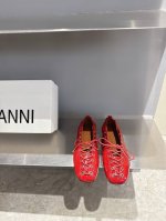 ganni 小众潮牌25Ss春夏新款系带芭蕾舞鞋 对Gann的德比鞋一见钟情 念念不忘必有回响 出了经典黑白色又出了这个红色 鞋底比较薄 后脚那里做了褶皱弹力处