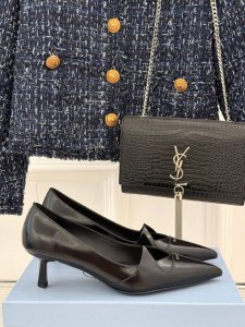 厂价 PRADA 普拉达25走秀尖头猫跟单鞋必须夸一下这双小猫跟挺高级的 酷中带点小性感！鞋面采用进口开边珠牛皮内里垫脚进口小羊皮 意大利进口牛皮大底跟高：5.
