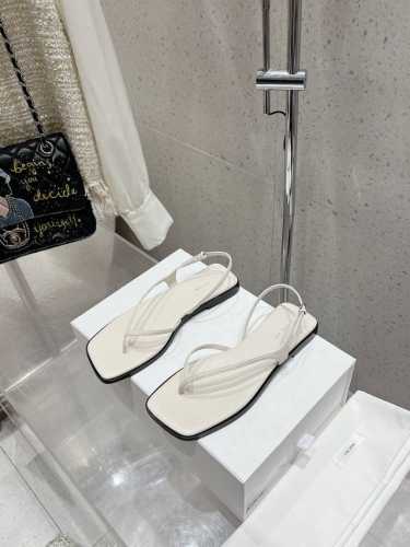顶级版本the Row 最新款夹趾凉鞋 来自美国的年轻品牌，这不用多说，是近两年最火之一的品牌，春夏的季节就要到了 凉鞋我感觉即将要爆火！无论是配牛仔裤，亚麻腿