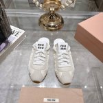 出厂 Miu Mi* 25Ss早春新款德训包头拖鞋 官网同步高版本！原版牛皮面料搭配精致芽边，每一寸皮质都透着低调的奢华感，穿上就是 不刻意的高级 。 可调节绑