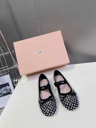 MiuMiu经典芭蕾舞鞋 Miu家芭蕾舞鞋都是以柔软舒服为主 也为一如既往小女孩风的芭蕾舞鞋增添了一份时尚感 平底单鞋 时尚简约 超级无敌耐看 可盐可甜 超级仙 - 点击图像关闭