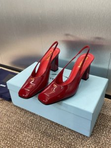 工厂价 PRADA 2025春夏新款方头高跟穆勒女鞋 普拉达粗跟果冻色时尚百搭后空凉鞋材质:鞋面进口牛漆皮+水染羊皮内里+意大利注塑真皮大底跟高：8.5CMSi