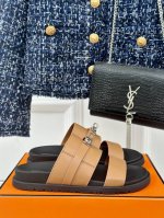 厂价 男+10 Hermès 爱马仕经典kelly扣二舅拖鞋 Kelly扣完全是我的菜 比h扣更精致 仿佛是有一种魔力 越看越好看 极约复古的设计 浓厚的异域风