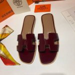 顶级品质 上新hermes 平底 漆皮 超级有档次的一款贵妇h拖鞋，绝对人手一对。 100%购入正品1：1定制，楦型、原模具、皮料，都专为这款而定制的。 Ps: