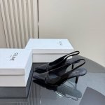 厂价 CELIN*经典复古尖头高跟鞋塞林这系列真的很复古 无敌搭配怎么穿都超级好看 小尖头是设计巨显脚瘦小 面料原版定制材质内里垫脚均为小羊皮意大利进口真皮大底