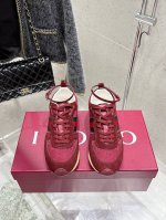 gucci Re-Motion系列环扣德训运动鞋 这款运动鞋设有可拆卸可调节踝部绑带，为2025春夏系列再添动感单品。轻盈且灵活的外底经过特殊处理，洋溢着浓郁的