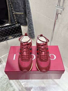 gucci Re-Motion系列环扣德训运动鞋 这款运动鞋设有可拆卸可调节踝部绑带，为2025春夏系列再添动感单品。轻盈且灵活的外底经过特殊处理，洋溢着浓郁的