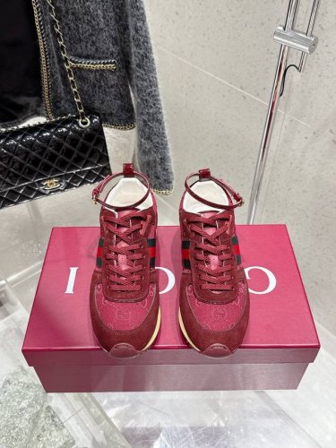 gucci Re-Motion系列环扣德训运动鞋 这款运动鞋设有可拆卸可调节踝部绑带，为2025春夏系列再添动感单品。轻盈且灵活的外底经过特殊处理，洋溢着浓郁的