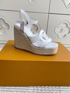 l&V驴家Lv 字母镂空草编坡跟凉鞋 顶级品质 本款 Helios 坡跟凉鞋出自路易威登 X 村上隆再版系列，以麻绳编底致意便鞋设计，再为涂层帆布鞋面融入缤纷