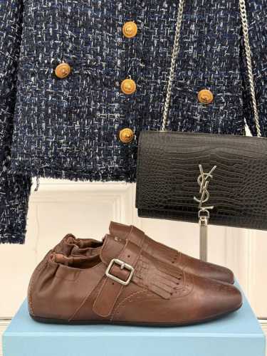 厂价半拖 乐福鞋 Prada 普拉达25Ss新品复古 走秀流苏乐福鞋半拖鞋系列 流苏搭配雕花工艺设计 网红Ins热捧 复古又时尚 上脚非常舒适又百搭！ 鞋面采用