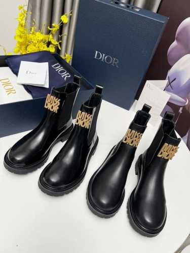 迪家马丁靴。 MISSDIOR 五金扣搭配。 简单奢华感，超级显瘦。 面料： 进口头层牛皮 开边珠 内里：羊皮 码数：35-41 41定做