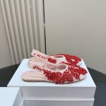 dries Van Noten 25Ss 新款钉珠女鞋 每一双都美的像艺术品 上脚一定是非常瞩目的单品 仙女们可以冲 当代女性应该自己拥有的“水晶鞋” 鞋面：网