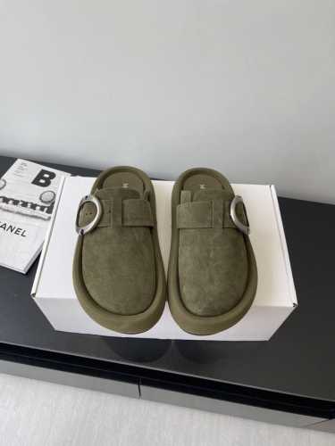 女款 男款 Alexander Mcqueen 25Ss春夏新款复古大头包头拖 勃肯拖 第一眼看到这个鞋子感觉不起眼，没有过多的装饰很简单 但带有点复古味呆萌可