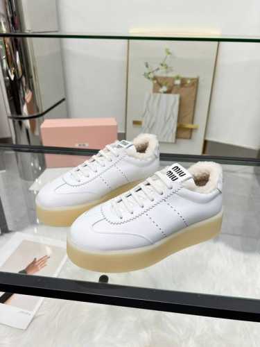 MiuMiu 缪缪 休闲小白鞋，美到心坎上啦！柔软的真皮材质，触感细腻，亲肤舒适。 独特的设计，时尚又百搭，无论是搭配牛仔裤还是裙子，都能轻松驾驭。 size：