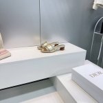 高品质出厂360！顶级品质Dior迪奥 D-Lane25春夏新款粗跟凉拖一字冲孔镂空拖鞋！ 这款 D-Lane 凉拖彰显经典风格。黑色牛皮革鞋面，展示镂空藤格纹