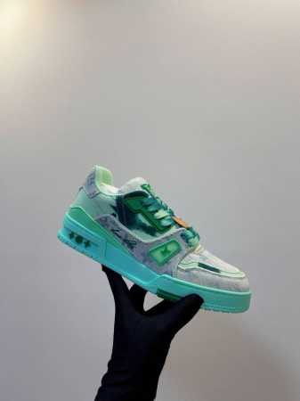牛仔系 LV Trainer Sneaker 一如继往的给足安全感，实物比图片更好看更精致！梦中情鞋击败～99% 多巴胺百搭，糖果色系真的好甜 元气度满满的 奢 - 点击图像关闭