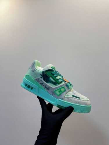 牛仔系 LV Trainer Sneaker 一如继往的给足安全感，实物比图片更好看更精致！梦中情鞋击败～99% 多巴胺百搭，糖果色系真的好甜 元气度满满的 奢