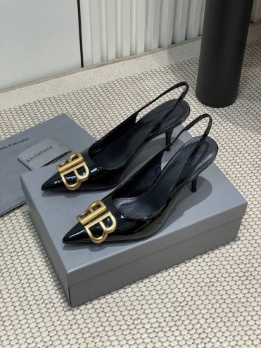 25Ss春夏新款Balenciaga尖头BB扣漆皮单鞋后空凉鞋将时髦发挥到极致的巴黎世家尖头单鞋这款的鞋子绝对开了挂，每一双都想去入，因为真的每一对都自带时髦感