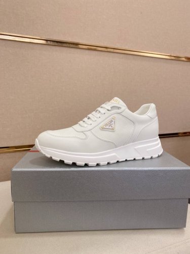 工厂P价 高版本 高品质新款Prada 普拉达 专柜同步上市， 新款男鞋、面料精选进口头层牛皮，纯手工工艺制作而成。内里:全牛皮内里。高端气垫开模防滑橡胶大底，