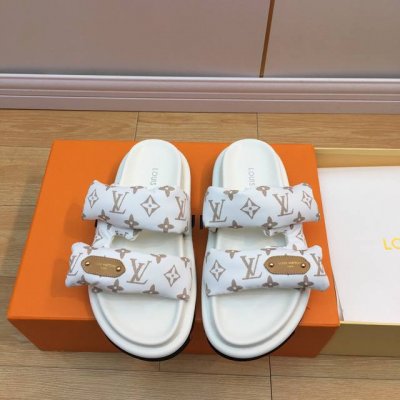lv pool pillow Comfort 系列情侣款凉拖 火爆发售 高级慵懒风 百看不厌款 时尚度拉满 细节用心感受 反复调试配色 老花新配色 简直不要太好