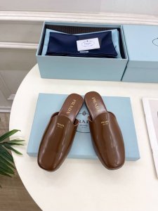 PRADA 普拉达 25 2025春夏新品 专柜走秀款复古半拖平底鞋系列鞋面：原版高定制开边珠牛皮 内里：进口混种羊皮里大底：原版开模防滑大底跟高：平底 鞋码: